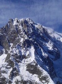 Nad městečkem se tyčí Mont Blanc