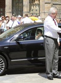 Prezident Miloš Zeman převzal 18. června na Pražském hradě od zástupců společnosti Škoda Auto Winfrieda Vahlanda (druhý zprava) a Bohdana Wojnara (vpravo) nový vůz Škoda Superb.