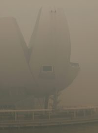 Smog v Singapuru. Znečištění se do Singapuru šíří z indonéského ostrova Sumatra, kde hoří palmové plantáže