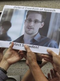 Bývalý technik americké tajné služby Edward Snowden je obviněný Spojenými státy ze špionáže