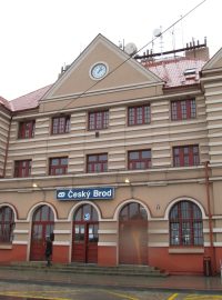 Rekonstrukcí nedávno prošla i nádraží budova v Českém Brodě