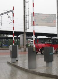 Vjezd na odstavné parkoviště před nádražím v Českém Brodě