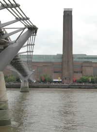 Galerie Tate Modern stojí přímo u jižního nábřeží Temže.