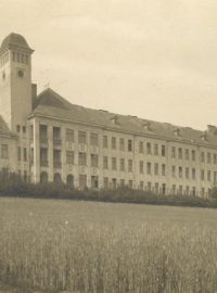 Historická fotografie slánské školy Na Hájích.