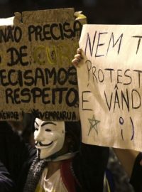 Někteří demonstranti v brazilském Porto Alegre nosí masky Guy Fawkese