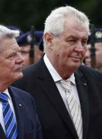 Český prezident Miloš Zeman a jeho spolkový protějšek Joachim Gauck před běrlínským zámkem Bellevue