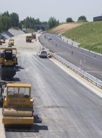 Dokončovací práce na dálnici D3 z Veselí nad Lužnicí do Tábora. Nový úsek bude zprovozněn 27. června