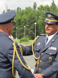 Na letecké základně v Čáslavi se loučil stávající velitel Petr Lanči (vpravo). Na fotografii slavnostní předání bojového praporu