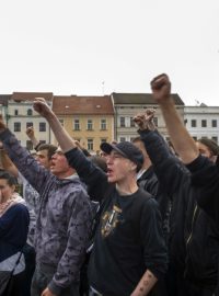 Několik stovek lidí se po shromáždění na českobudějovickém náměstí Přemysla Otakara II., kde se protestovalo proti častým problémům v soužití na sídlišti Máj, vydalo do inkriminované lokality