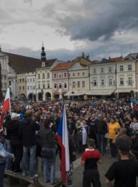 Několik stovek lidí se po shromáždění na českobudějovickém náměstí Přemysla Otakara II., kde se protestovalo proti častým problémům v soužití na sídlišti Máj, vydalo do inkriminované lokality