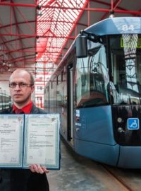 Ředitel libereckého dopravního podniku Luboš Wejnar ukazuje &quot;průkaz způsobilosti drážního vozidla&quot; prototypu nové tramvaje EVO2 zvané Evička, která byla slavnostně zařazena mezi liberecké tramvaje