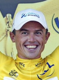 Australský jezdec Simon Gerrans se po vítězství své stáje v týmové časovce oblékl do žlutého trikotu
