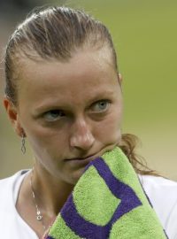 Petra Kvitová během čtvrtfinálového duelu Wimbledonu s Belgičankou Kirsten Flipkensovou