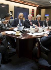 Prezident USA Barack Obama v Bílém domě diskutuje se svým týmem o bezpečnostních otázkách týkajících se vývoje v Egyptě