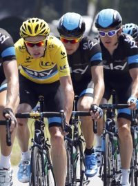 Chris Froome ve žlutém dresu lídra Tour de France mezi kolegy ze stáje Sky