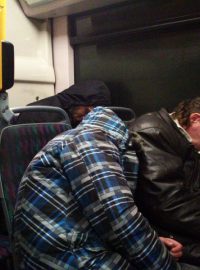 Bezdomovci v autobusu