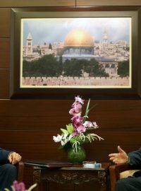 Dohodu, která dává základ ke znovuobnovení přímých rozhovorů mezi Palestinci a Izraelci pomohl uzavřít americký ministr zahraničí John Kerry (vlevo). Vpravo je palestinský prezident Mahmúd Abbás