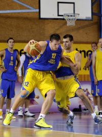 Čeští basketbalisté v přípravě na mistrovství Evropy. V souboji vpředu zleva Ondřej Balvín a Kamil Švrdlík.