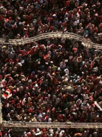 Egypťané se shromažďují na káhirském náměstí Tahrír, aby podpořili armádu