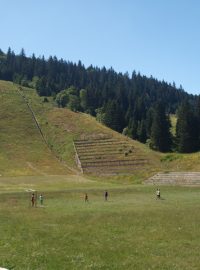 Dříve doskočiště olympijských můstků, dnes fotbalové hřiště