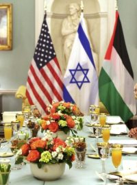 Šéf americké diplomacie John Kerry pohostil na večeři ve Washingtonu izraelskou ministryni spravedlnosti Cipi Livniovou a palestinského hlavního vyjednavače Saeba Erekata