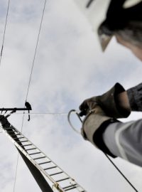 Energetici odstraňují poruchu vedení vysokého napětí