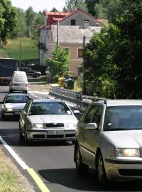 Auta jezdí kvůli oprave mostu objížďkou po silnici třetí třídy