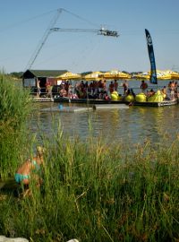 Wakeboarding je mimořádně populární. Jezero Velence, Maďarsko.