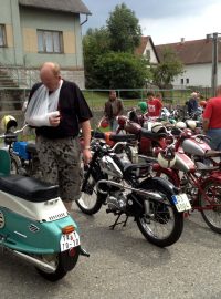 Milovníci starých motocyklů z Benešovska a Táborska se sešli v obci Vodice