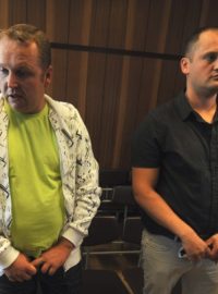 Před Krajským soudem v Ostravě stanuli 13. srpna Petr Hlava (vpravo) a Marek Ženíšek obžalovaní v takzvané metanolové kauze