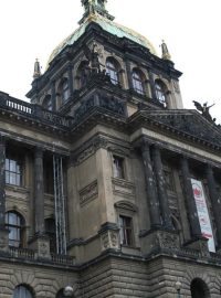 Část rozstřílené fasády Národního muzea bude i po rekonstrukci připomínat invazi z roku 1968
