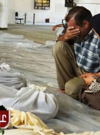 Syřané oplakávají mrtvé po údajném chemickém útoku tamní vlády proti vzbouřencům