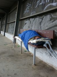 Bezdomovec Miloš Hudeček spí na lavičce na peróně