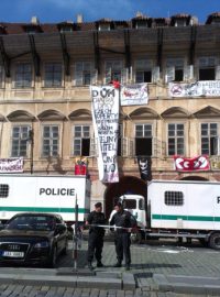 Policejní zásah proti squatterům na pražském Pohořelci