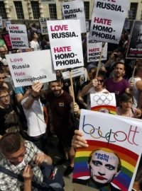 Aktivistům za práva homosexuálů, kteří se sešli v Londýně, vadí mimo jiné ruský zákon, který zakazuje takzvanou homosexuální propagandu