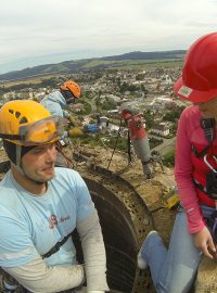 Iveta Záleská natáčí reportáž na vrcholu demolovaného komínu v Lanškrouně