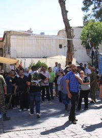 Damašek, Sýrie. Tisíce mužů a žen se louží se třemi mladíky, které v Malúle zabili islamističtí bojovníci z Fronty Al-Nusrá