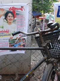 Nadšení Barmánců ze Su-Ťij opadává. Vzdaluje se běžným lidem, stěžují si