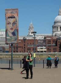 Na výstavu libanonské výtvarnice láká i poutač na prostranství před galerií Tate Modern. V pozadí katedrála sv. Pavla na druhém břehu Temže.