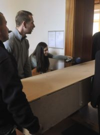 Před začátkem jednání byla do soudní síně dopravena krabice, ve které se ukrývala maketa mostu ve Studénce