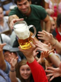 O první pivo Oktoberfestu je vždycky zájem