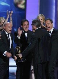 Cenu Emmy za nejlepší seriál si odneslo drama Breaking Bad (Perníkový táta)
