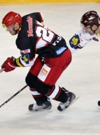 Utkání 1. kola hokejové extraligy HC Sparta Praha - Mountfield Hradec Králové 13. září v Praze. René Vydarený (vlevo) z Hradce Králové a Petr Kumstát ze Sparty.