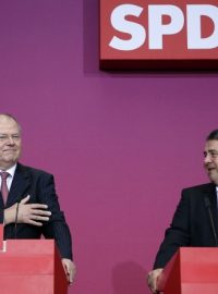 Volební lídr SPD Peer Steinbrück (vlevo) a předseda strany Sigmar Gabriel