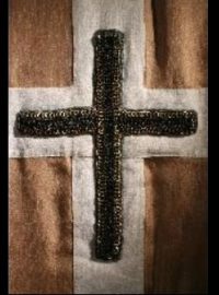 Fragment pravděpodobného svatováclavského praporce. Křížek je velký přibližně 20 centimetů.