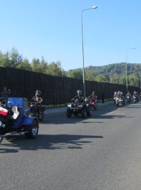 Jízdou z Jenišova do Královského Poříčí se s letošní sezonou rozloučily stovky motorkářů