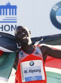 Wilson Kipsang se raduje z vítězství na Berlínském maratonu