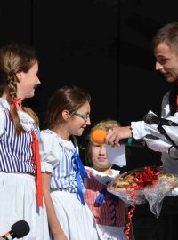 Na pódiu se během slavností vystřídala celá řada folklórních spolků