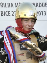 Zlatá přilba, mezinárodní závod na ploché dráze 29. září v Pardubicích. Darcy Ward z Autrálie na stupních vítězů