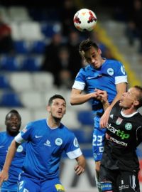 Liberecký záložník Josef Šural a obránce Příbrami Tomáš Zápotočný v hlavičkovém souboji během utkání 10. kola Gambrinus ligy